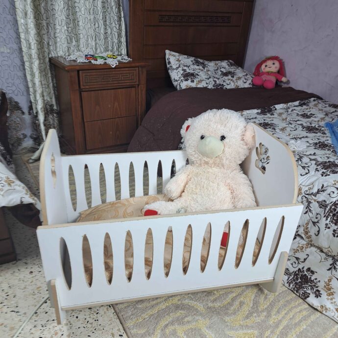 ⁦سرير أطفال محمول بالاضافة إلى ماطلة، وسادة و ناموسية⁩ - الصورة ⁦9⁩